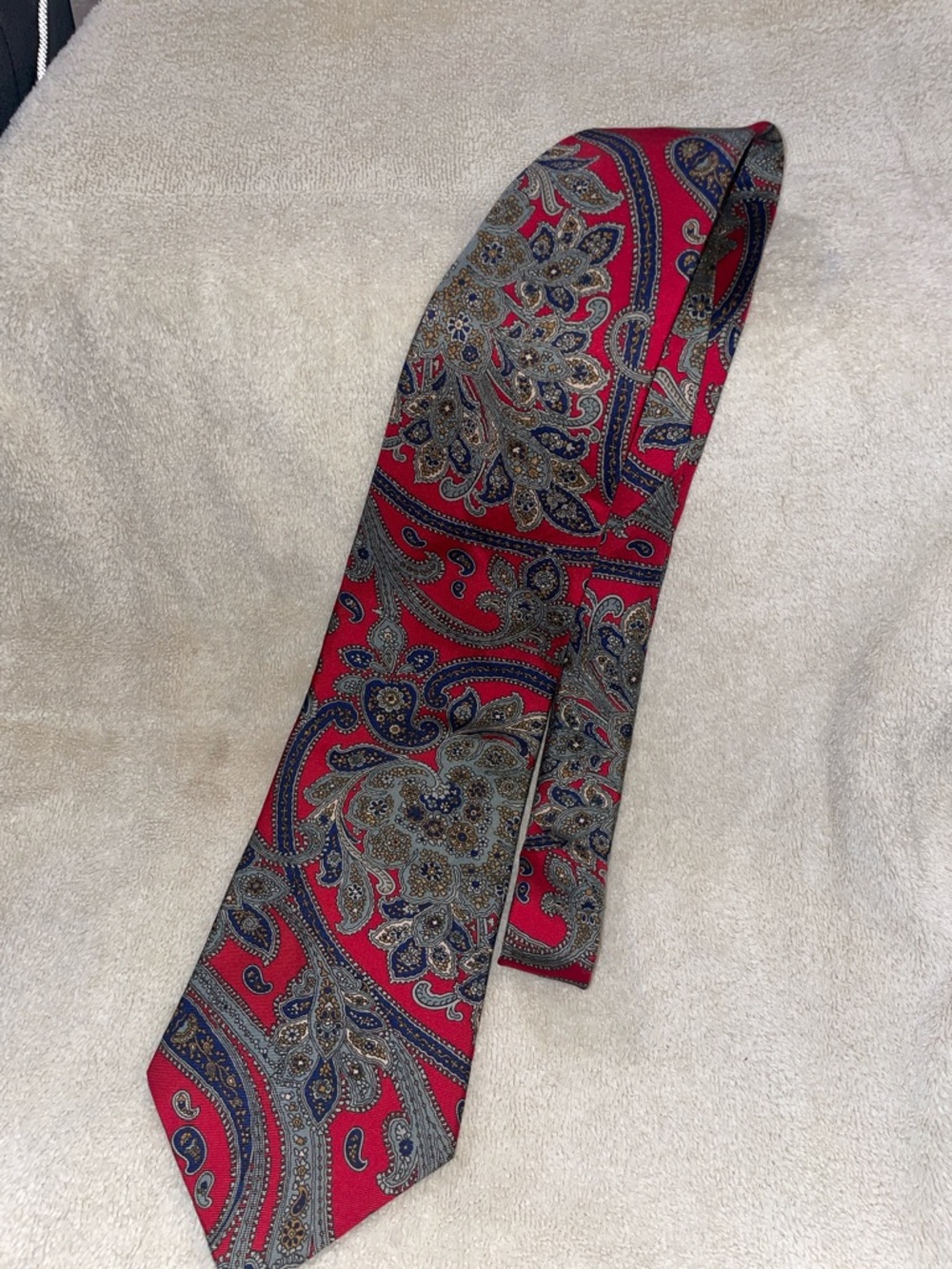 Red Paisley Men's Silk-Feel Tie - Classic Dress Accessory